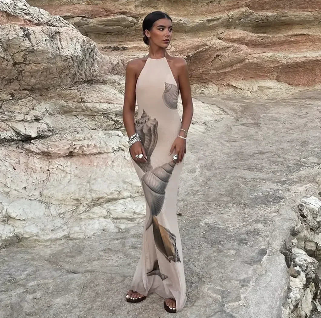 Robe longue beige à imprimé coquillage, sans manches, coupe ajustée et col haut, idéale pour les soirées élégantes.