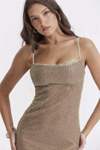 Robe longue beige sans manches avec détail scintillant en tissu léger, parfaite pour les occasions spéciales.