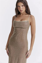 Robe longue beige sans manches avec détails scintillants, idéale pour les soirées, fabriquée en polyester léger.