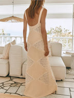 Robe longue beige sans manches avec motifs géométriques, idéale pour l'été, en tissu léger et fluide pour un confort optimal.