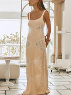 Robe longue beige sans manches avec motifs géométriques, en tissu léger idéal pour les journées d'été.