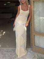 Robe longue beige sans manches avec motifs géométriques, parfaite pour l'été en tissu léger et confortable.