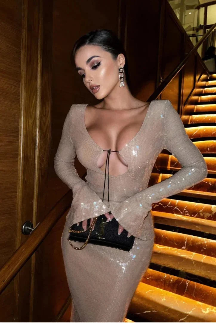 Robe longue beige à sequins, manches longues, col en V profond, idéal pour soirées élégantes, en tissu léger et scintillant.