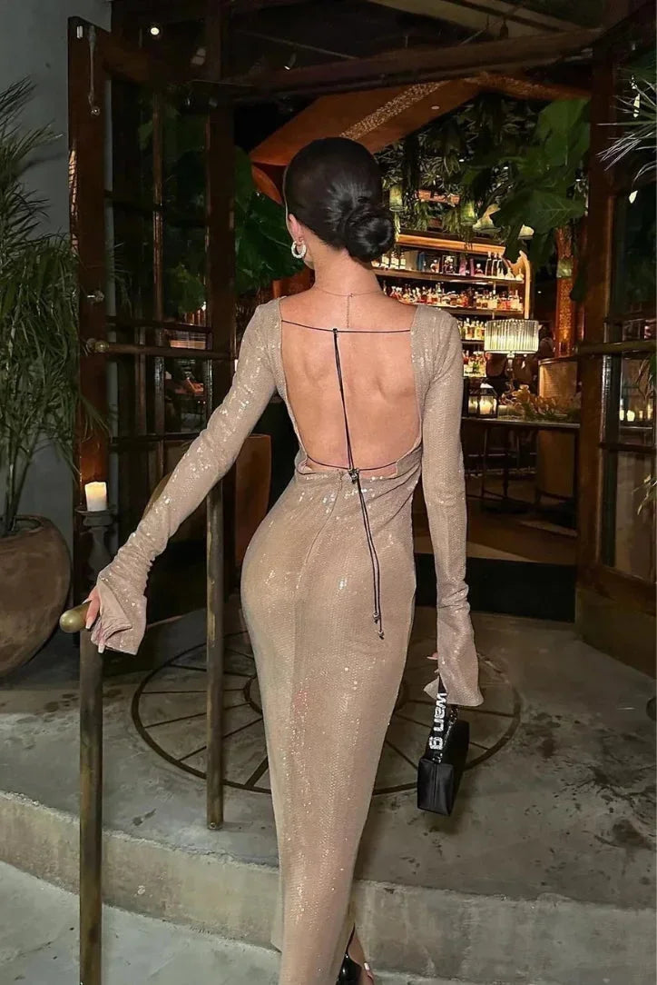 Robe longue beige à sequins, manches longues, col en V profond, idéale pour soirée, en tissu léger et scintillant.