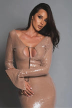 Robe longue beige en sequins, manches longues, col en V profond, idéale pour des soirées élégantes.