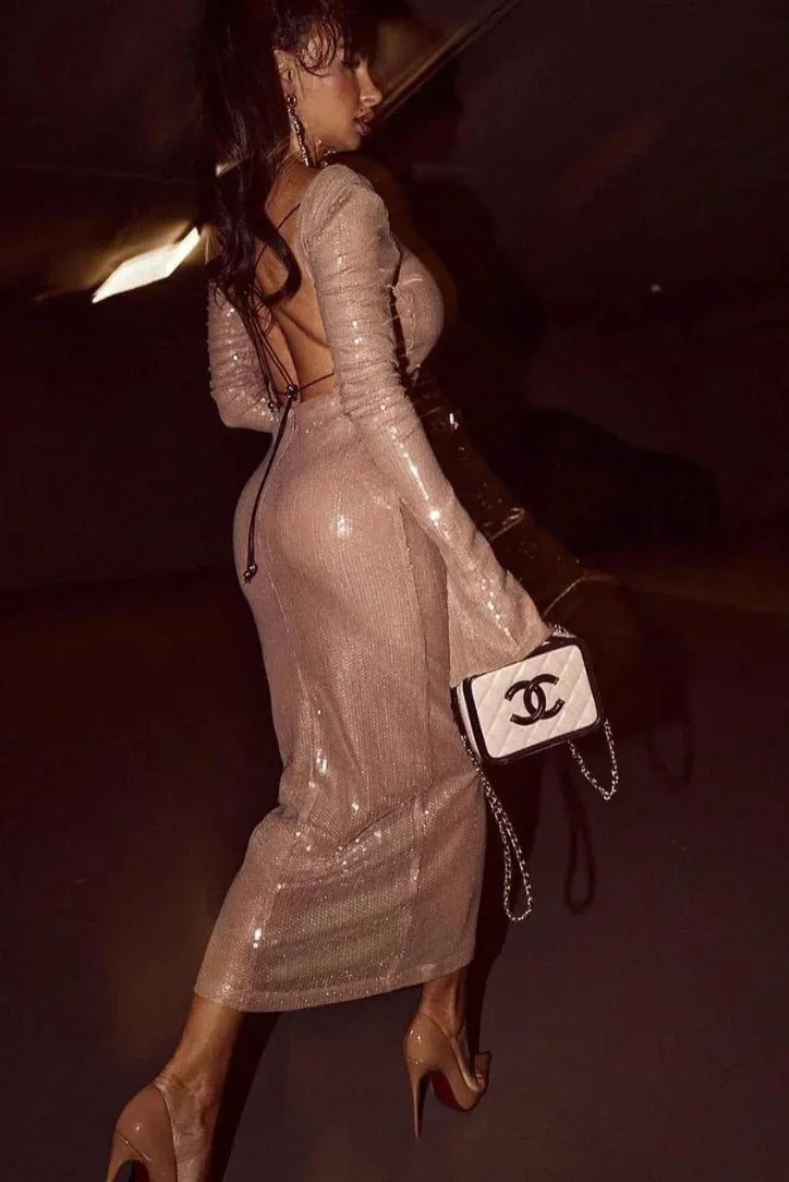 Robe longue beige en tissu léger, ornée de sequins, manches longues et col en V profond, parfaite pour les soirées élégantes.