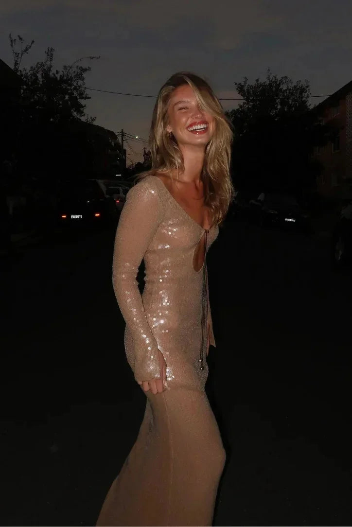 Robe longue beige à sequins, manches longues, col en V profond, parfaite pour les soirées élégantes.