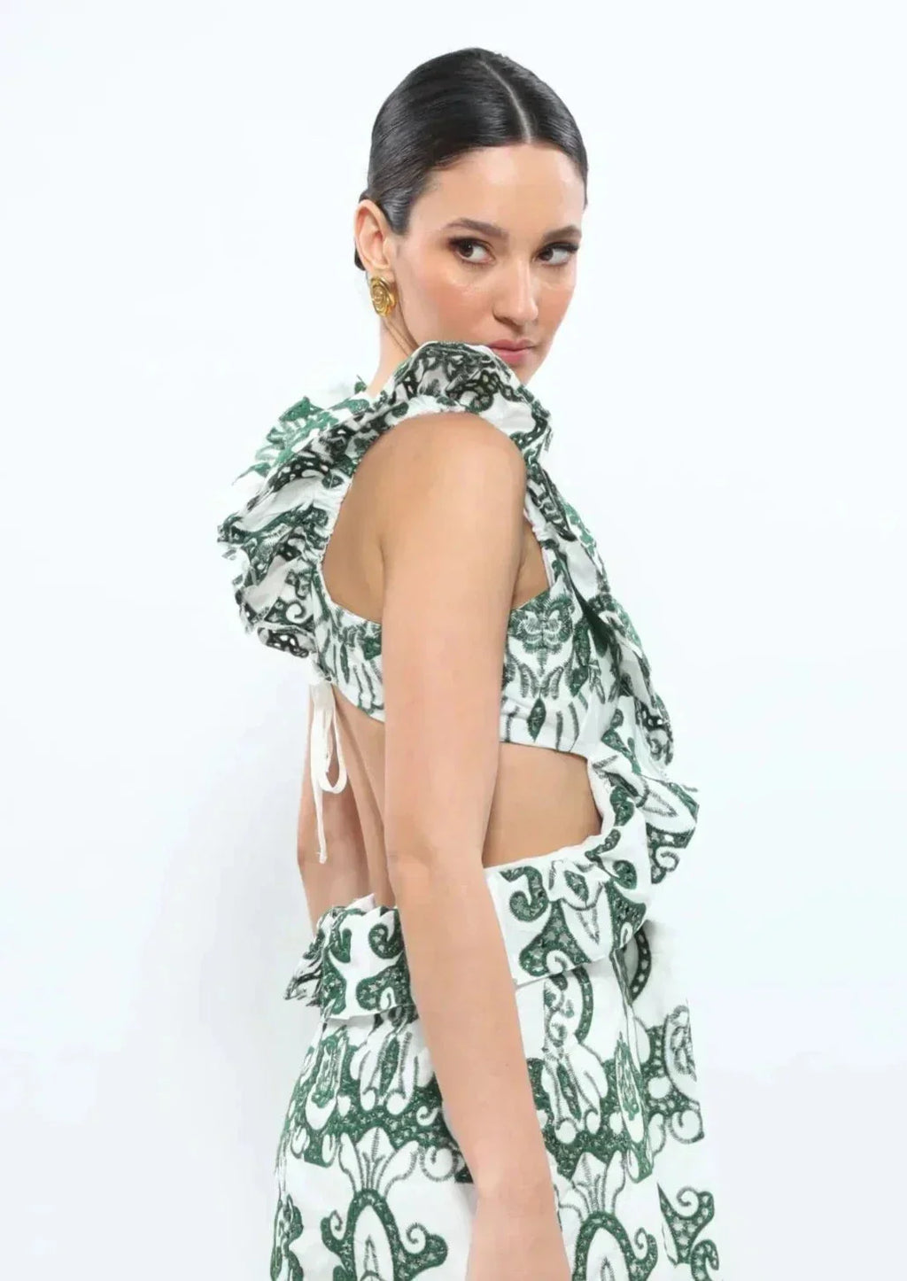 Robe longue blanche et verte à volants, dos noué, légère en coton pour un été confortable et aéré.