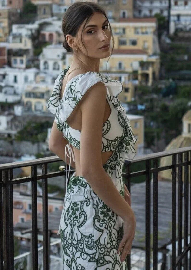 Robe longue blanche et verte à volants, en tissu léger, avec un dos noué, idéale pour l'été et les occasions décontractées.