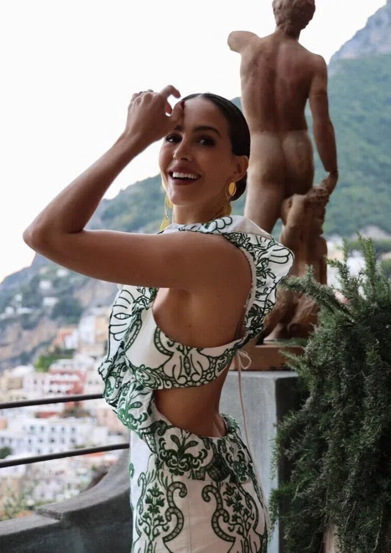 Robe longue blanche et verte à volants, en coton léger, avec un dos noué, parfaite pour l'été.