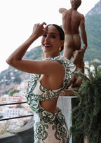 Robe longue blanche et verte à volants, en coton léger, avec un dos noué, parfaite pour l'été.