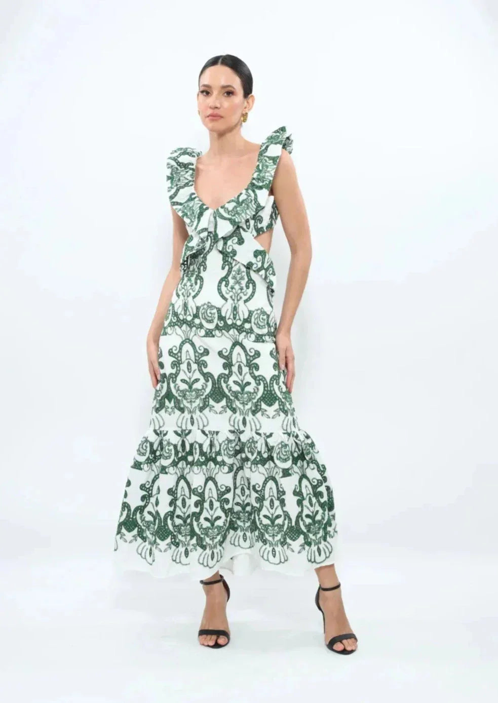 Robe longue blanche et verte, à volants, en coton léger, avec un dos noué pour un look estival frais et aéré.