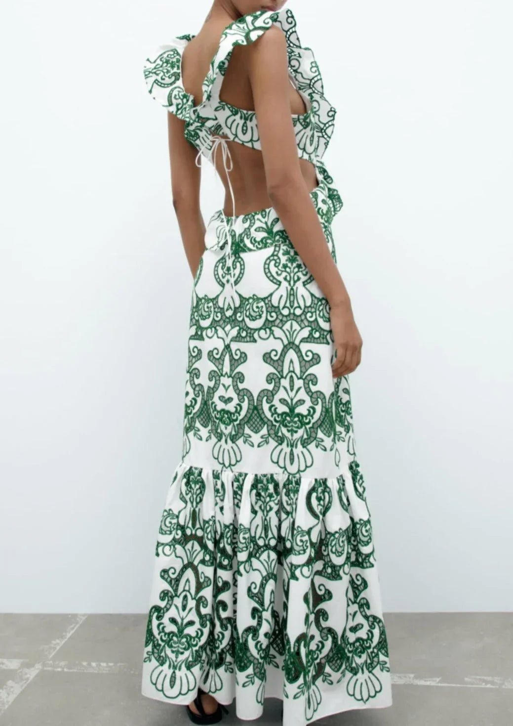 Robe longue blanche et verte à volants, en coton léger, avec dos noué et design décontracté, parfaite pour l'été.