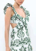 Robe longue blanche et verte à volants, en coton léger, avec un dos noué, idéale pour les journées d'été.