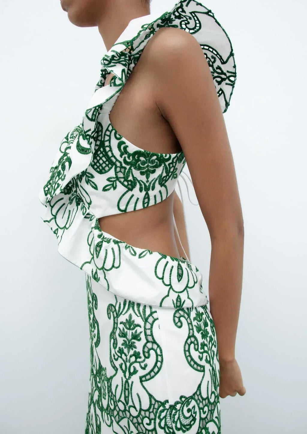 Robe longue blanche et verte à volants, en coton léger, avec un dos noué idéal pour l'été. Design fluide et confortable.