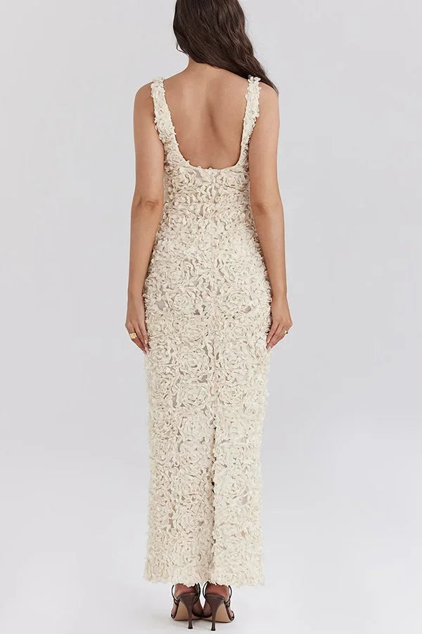 Robe longue blanche à fleurs, dos nu, bretelles plongeantes, tissu léger parfait pour une soirée d'été.
