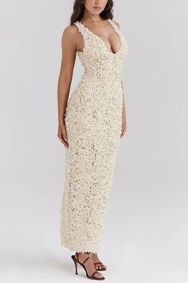 Robe longue blanche florale en tissu léger, dos nu avec bretelles plongeantes, parfaite pour les soirées d'été.