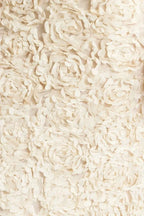 Alt text: Robe longue blanche en coton, motif floral, dos nu et bretelles plongeantes, parfaite pour les soirées d'été.