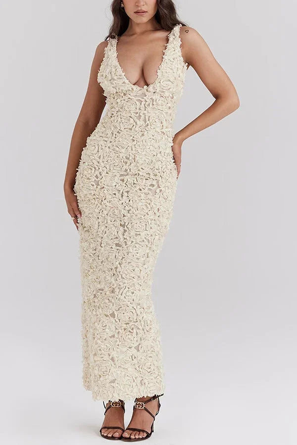 Robe longue blanche à motifs floraux, dos nu, bretelles plongeantes, tissu léger idéale pour les soirées d'été.