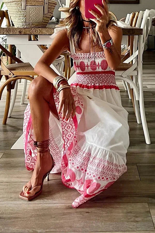 Robe longue blanche en coton, motifs tribaux roses, encolure carrée, sans manches, idéale pour l'été à la plage.