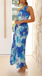 Robe longue bleue à une épaule, florale et plissée, en tissu léger, idéale pour les journées d'été. Design asymétrique.