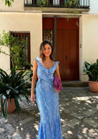 Robe longue bleue à motifs volants, sans manches, col en V, en tissu léger, idéale pour l'été.