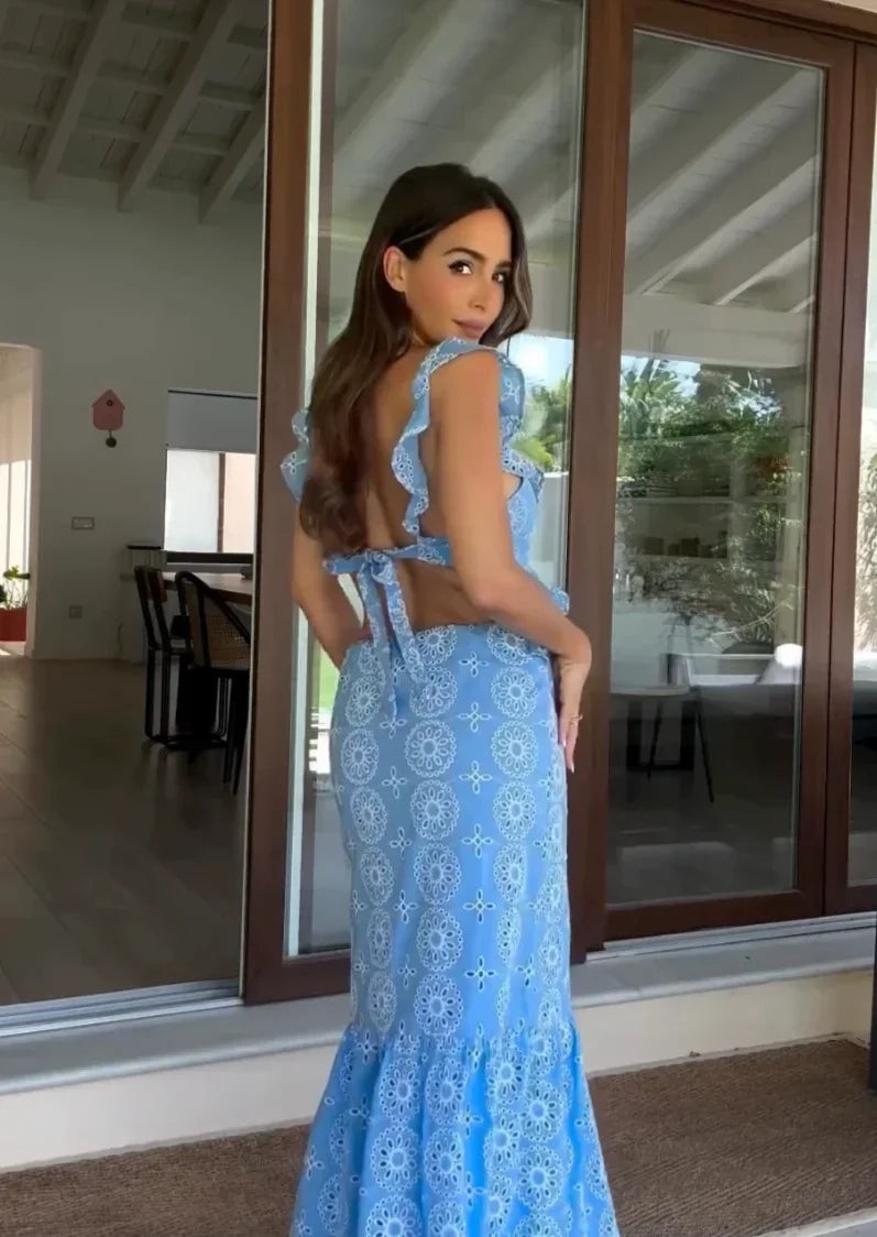 Robe longue bleue sans manches, motifs volants, col en V, en tissu léger parfait pour les journées d'été.