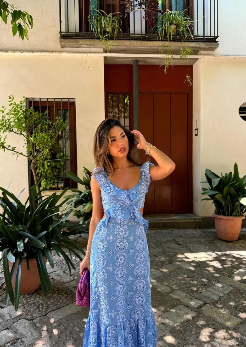 Robe longue bleue sans manches avec motifs volants, col en V, tissu léger idéal pour l'été.