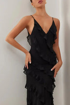 Robe longue à bretelles fines, volants superposés fendus, en tissu léger et fluide, idéale pour une soirée élégante.