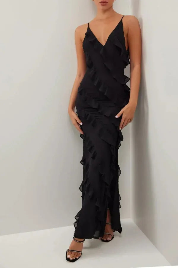 Robe longue à bretelles fines, en tissu léger, avec volants superposés et fentes élégantes, idéale pour les soirées.