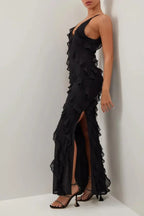 Robe longue à bretelles fines en chiffon, avec volants superposés et fentes, idéale pour des soirées élégantes.