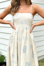 Robe longue à bretelles blanches avec encolure carrée, légère et fluide, idéale pour l'été avec son imprimé délicat.