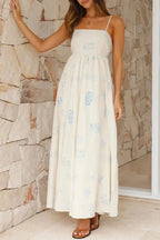 Robe longue à bretelles, imprimée blanche, avec encolure carrée, idéale pour l'été, en tissu léger et fluide.