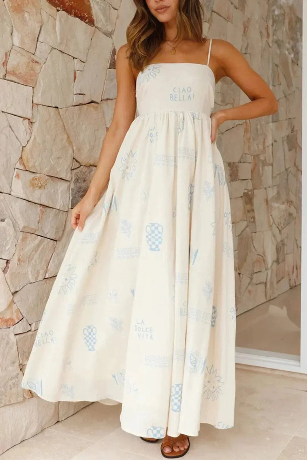 Robe longue à bretelles, imprimée en blanc, avec une encolure carrée, parfaite pour les journées d'été. Material léger et…