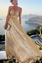 Robe longue bustier en satin brillant, avec nœud élégant à la taille, idéale pour les soirées habillées.