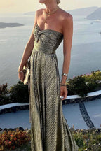 Robe longue bustier en satin brillant, dotée d'un nœud élégant et de détails soignés, idéale pour les soirées.