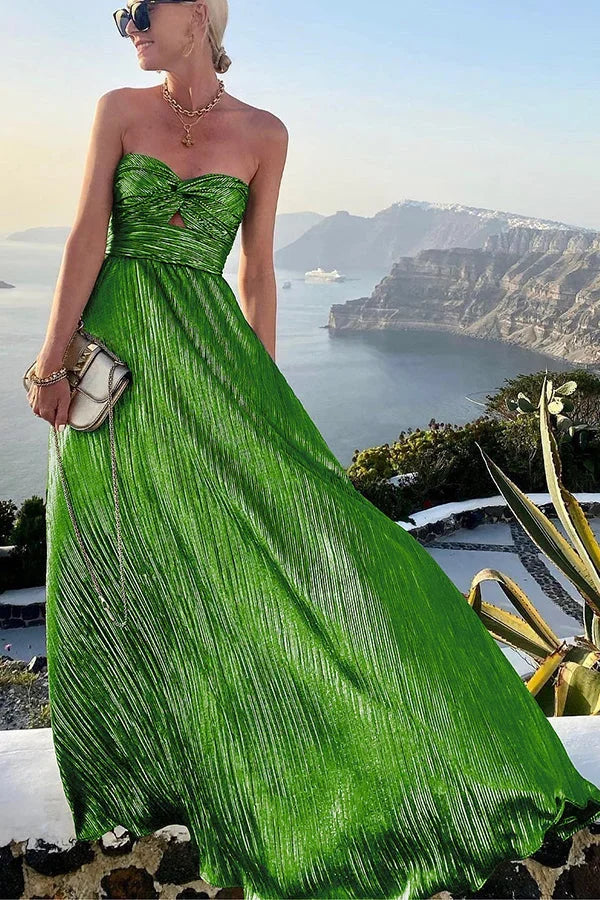 Robe longue bustier en satin brillant avec nœud, parfaite pour des soirées élégantes, offrant un look chic et intemporel.