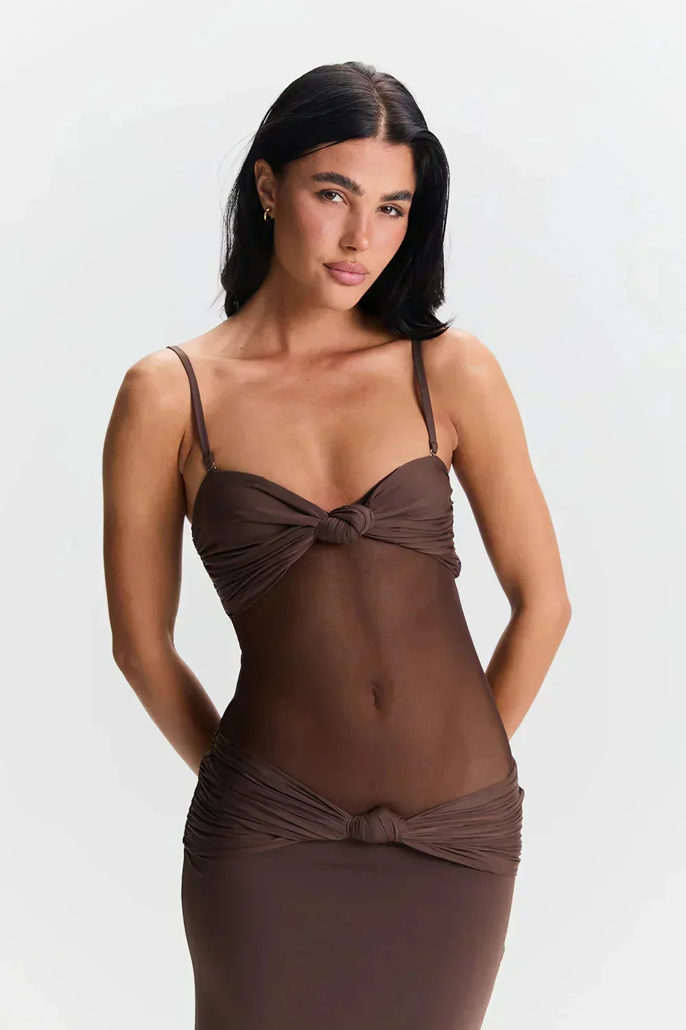 Robe longue bustier longue en tissu léger avec effet transparent et nœud au dos, parfaite pour l'été.