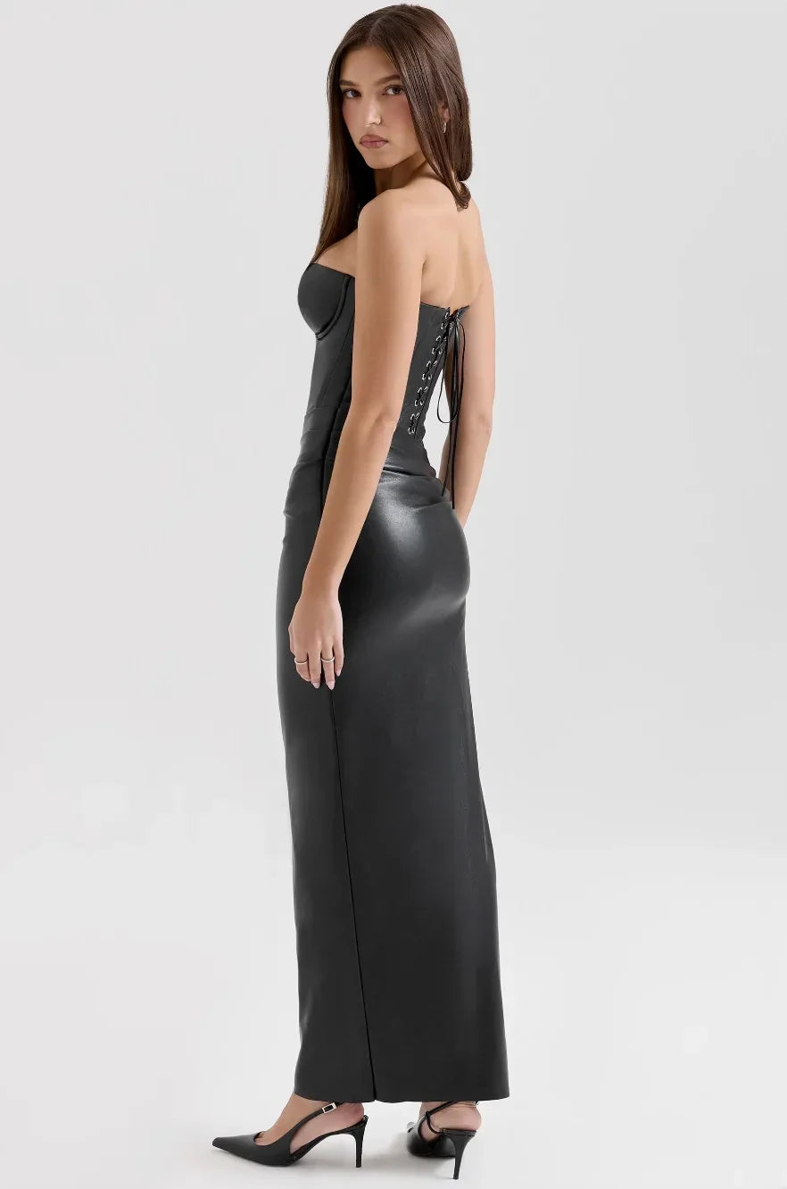 Robe longue sans manches en simili cuir, coupe ajustée avec bustier, idéale pour des occasions décontractées ou habillées.