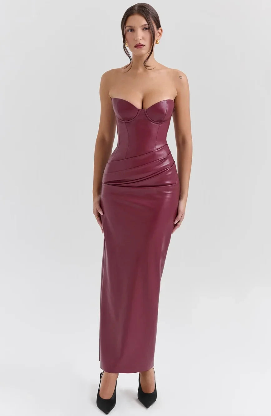 Robe longue bustier en simili cuir, coupe ajustée, sans manches, avec un design élégant et moderne.