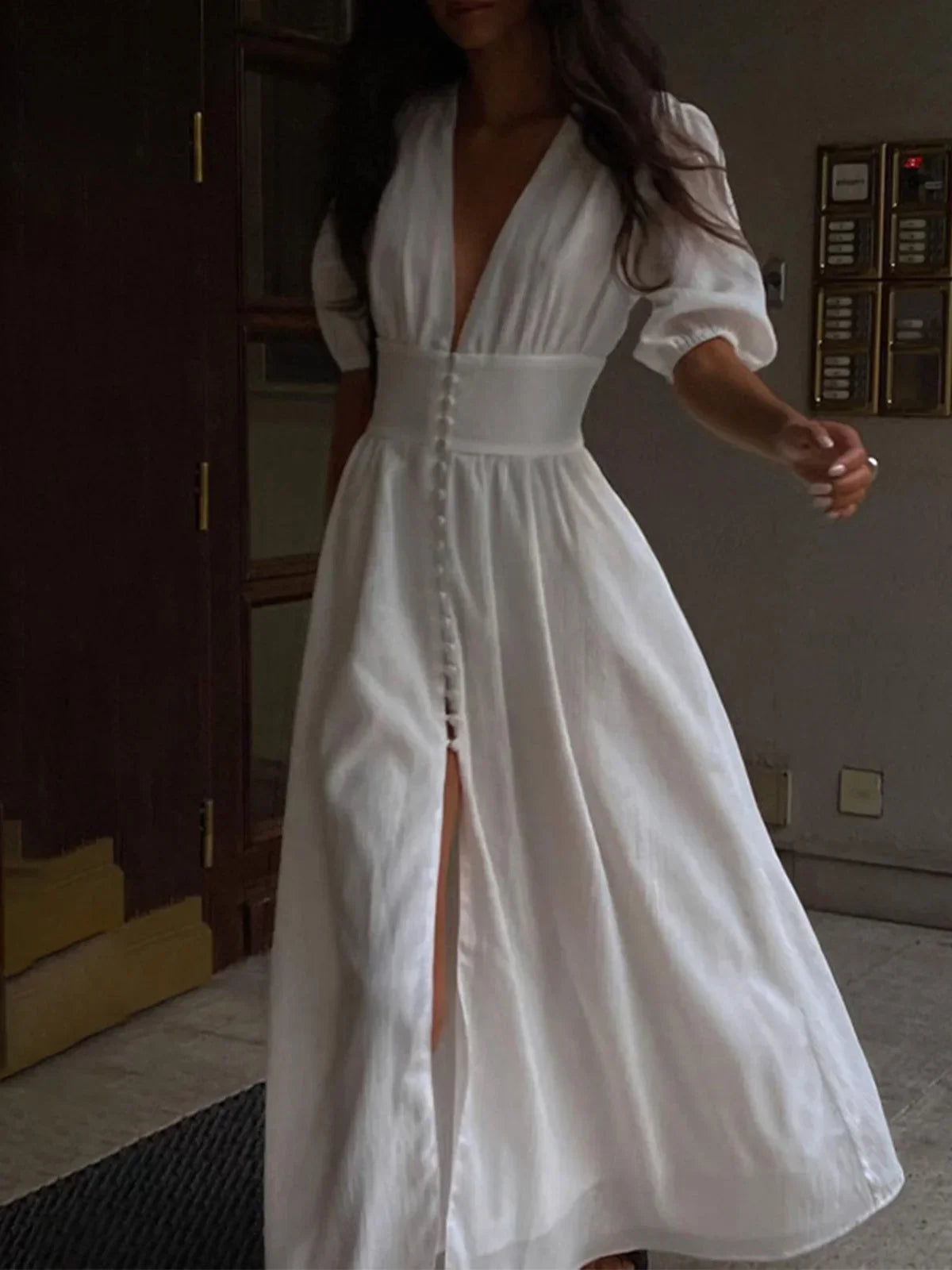 Robe longue chemise ajustée en coton, avec taille cintrée et fente avant pour un look élégant et confortable.