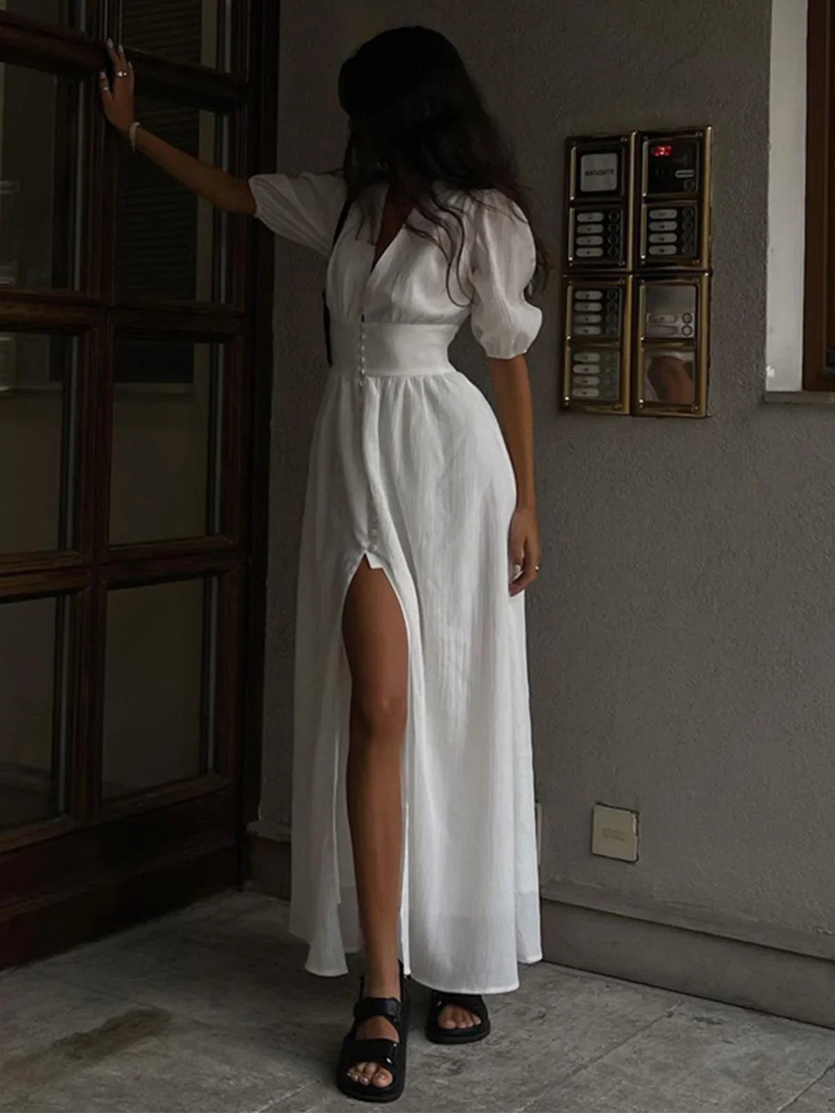 Robe longue chemise ajustée en coton léger, avec taille cintrée et fente avant pour un style décontracté et élégant.