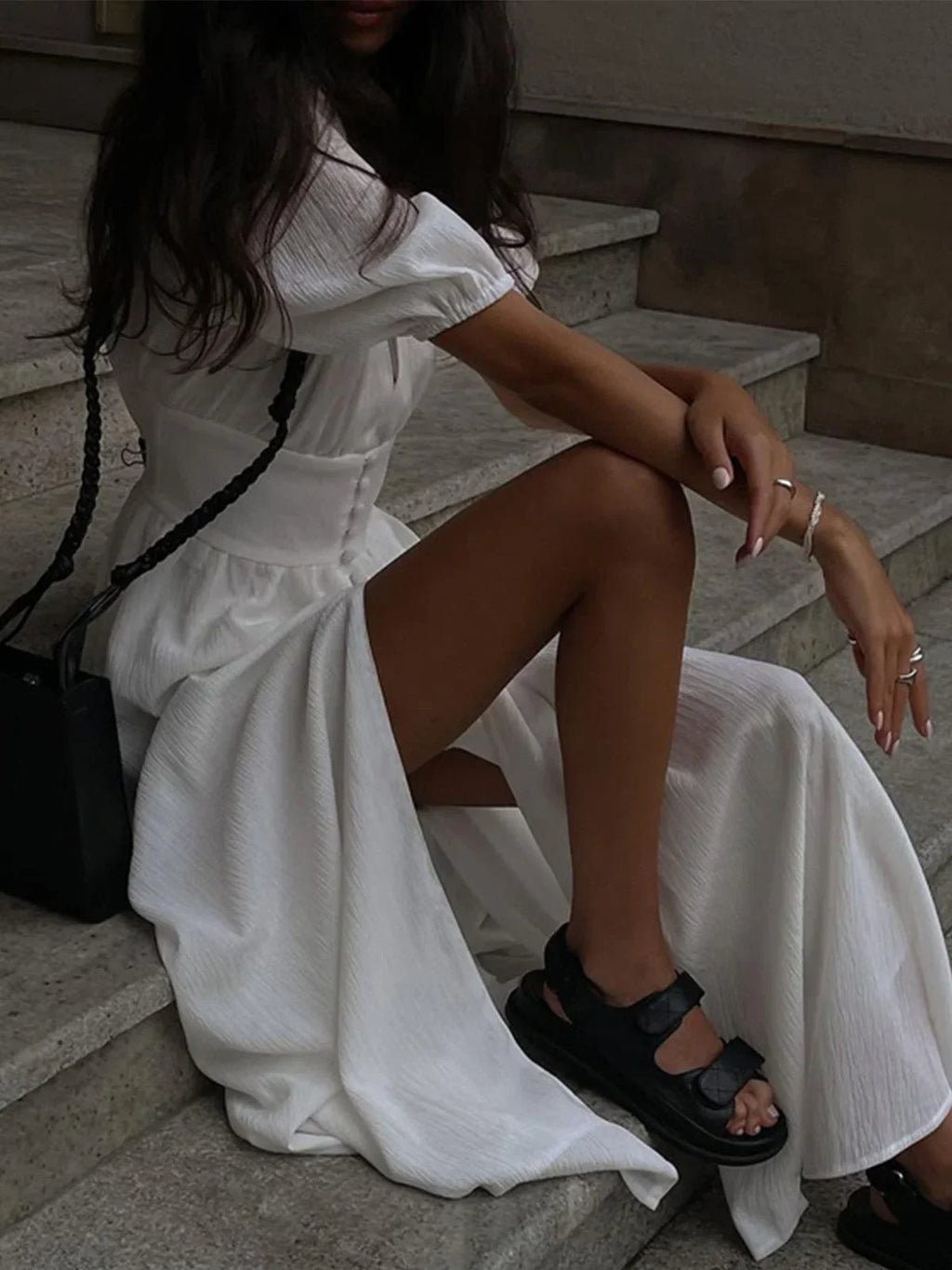 Robe longue chemise ajustée en coton, avec taille cintrée et fente avant pour un look élégant et confortable.