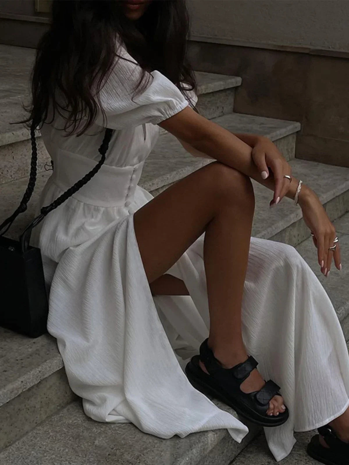 Robe longue chemise ajustée en coton, avec taille cintrée et fente avant pour un look élégant et confortable.