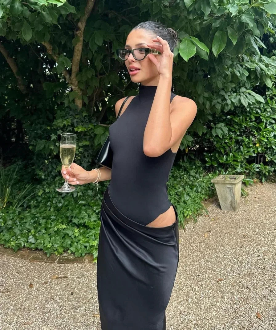 Robe longue à col halter, en tissu fluide, avec découpes élégantes et drapé flatteur pour une allure féminine.