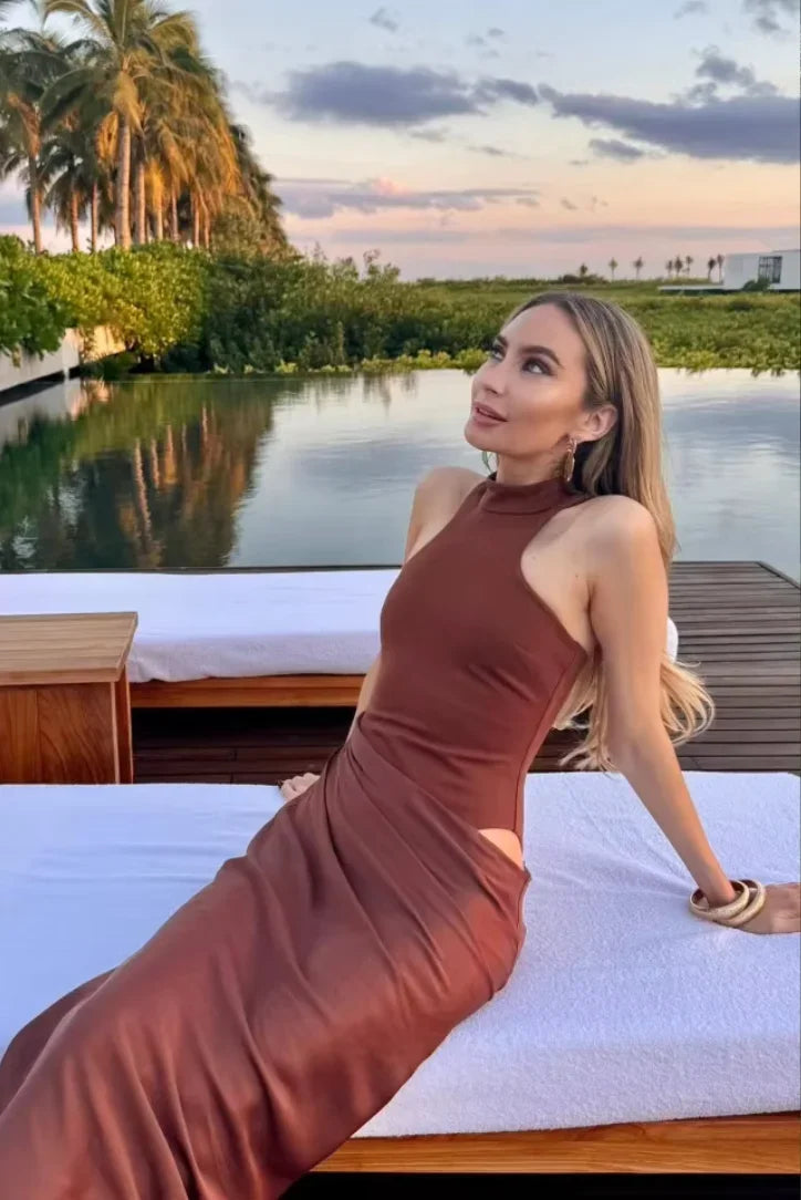 Robe longue en tissu léger, col halter, découpes sur les côtés et drapé élégant pour un look décontracté.