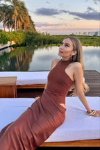 Robe longue en tissu léger, col halter, découpes sur les côtés et drapé élégant pour un look décontracté.