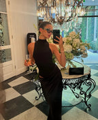 Robe longue à col halter en chiffon, dotée de découpes élégantes et d'un drapé fluide pour un look contemporain.