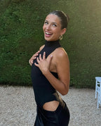 Robe longue à col halter, en tissu doux, avec découpes élégantes et drapé fluide, parfaite pour un look estival sophistiqué.