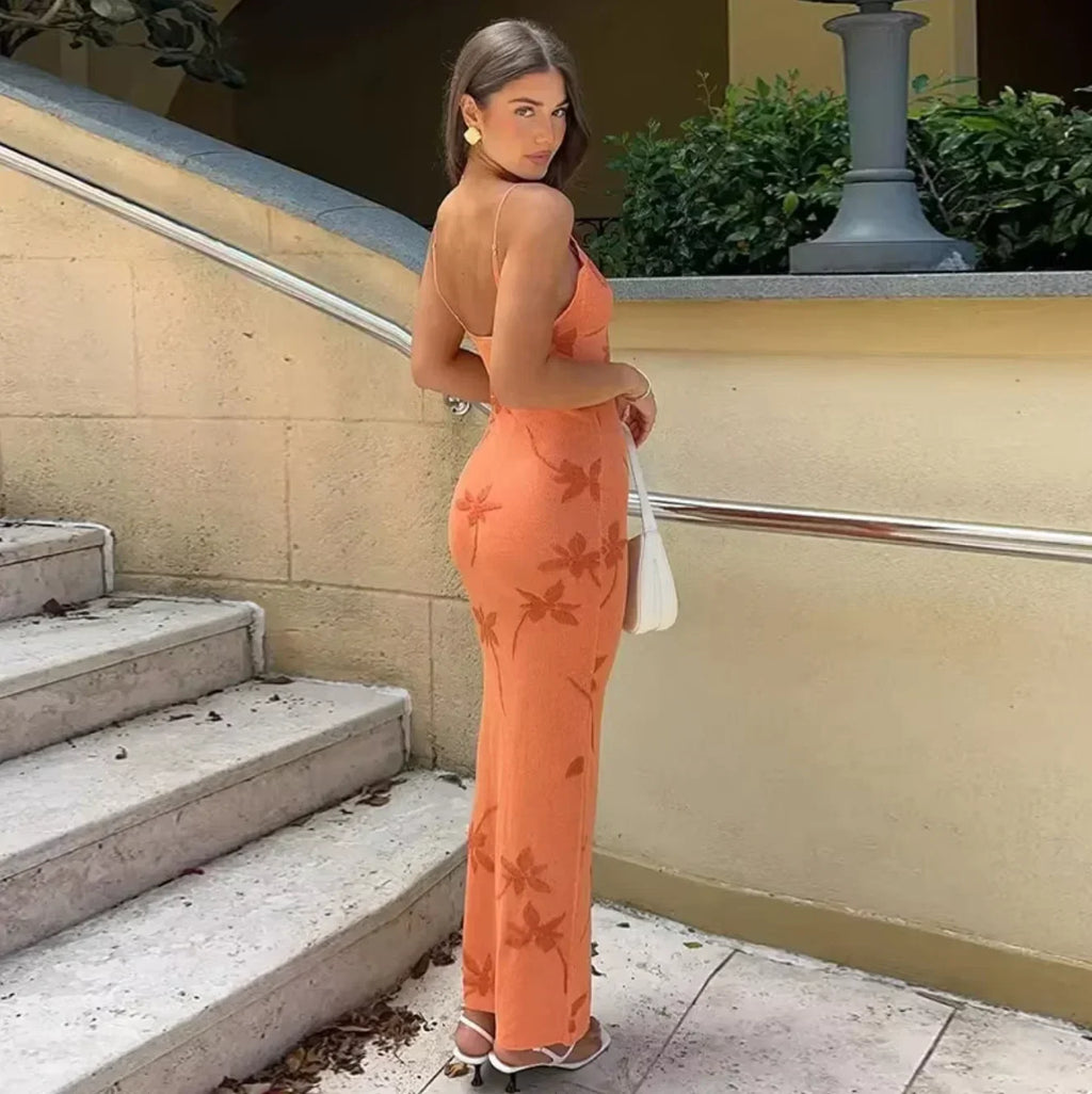 Robe longue corail à motif floral, en tissu léger, coupe ajustée, avec un élégant dos nu idéale pour l'été.